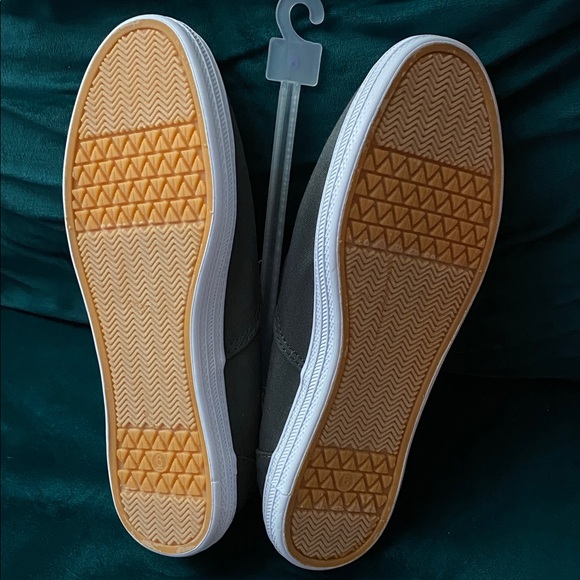 Universal Thread Dark Gray Flat Sneakers in Womens Size 6 | White Siding Lace Up - Picture 2 of 3